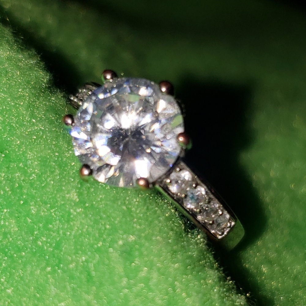 Engagement ring - Picture 3 of 3